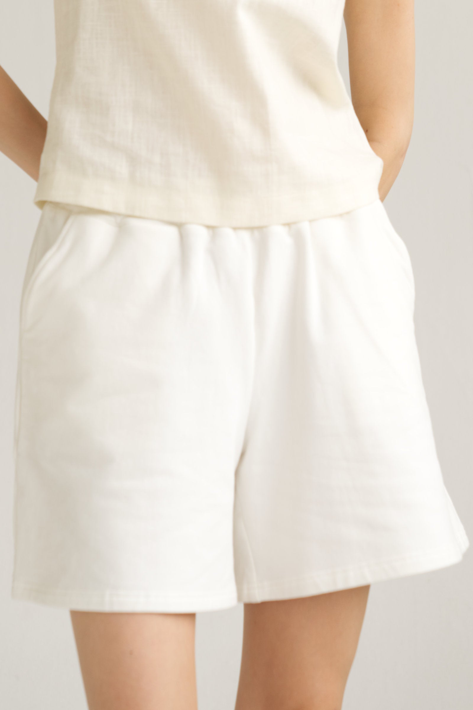 Sewatshorts in der Farbe ecru.