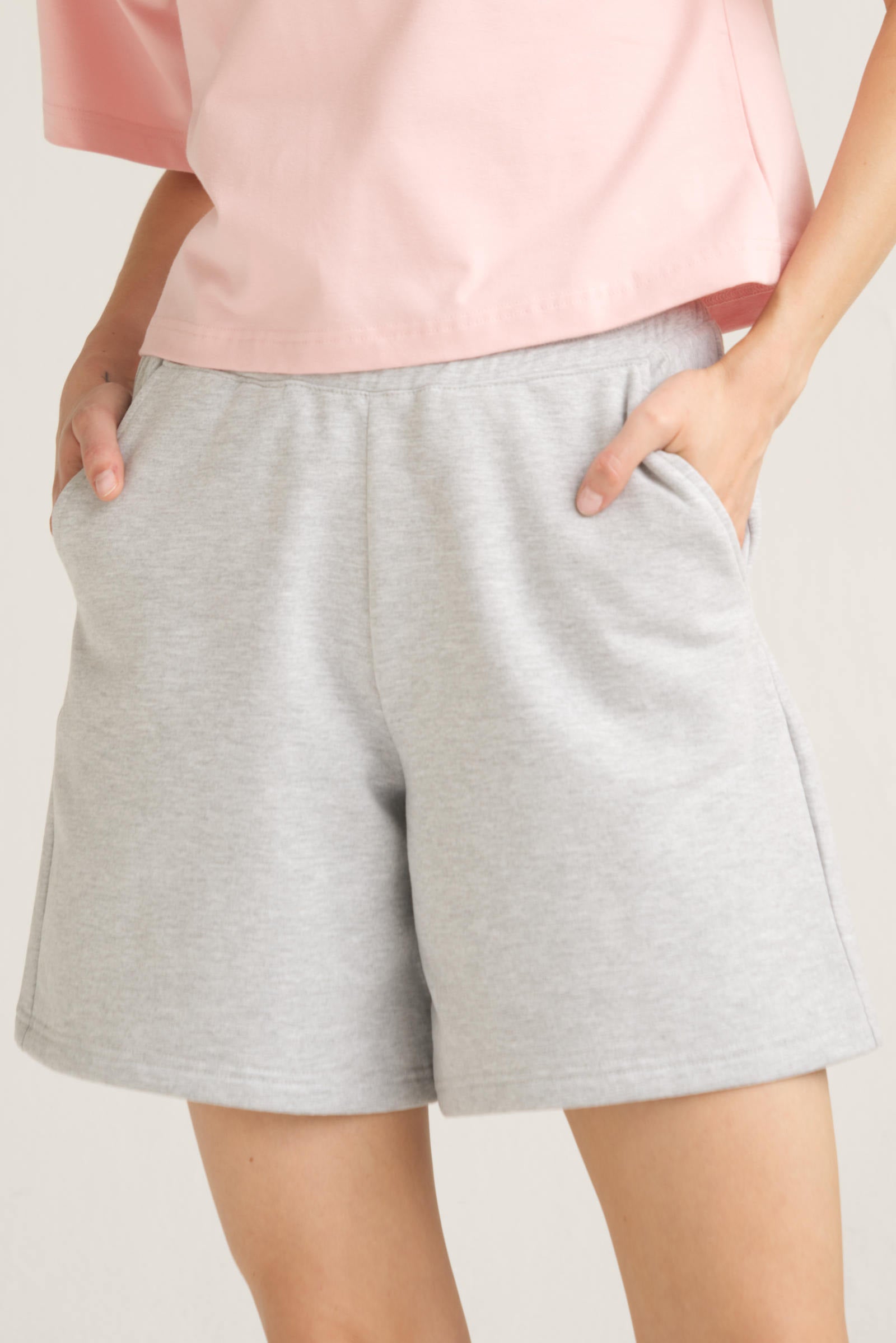 Sweatshorts in grau von Bellasor.