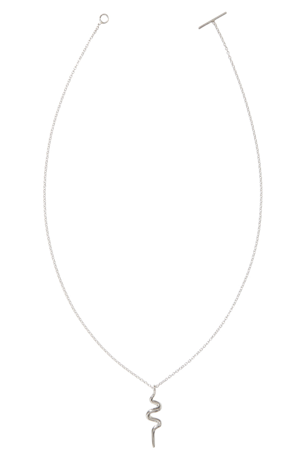 Halskette in silber mit einem handgefertigten Anhänger. Die gesamte Kette mit dem Verschluss ist von ober auf weißem Hintergrund zu erkennen.