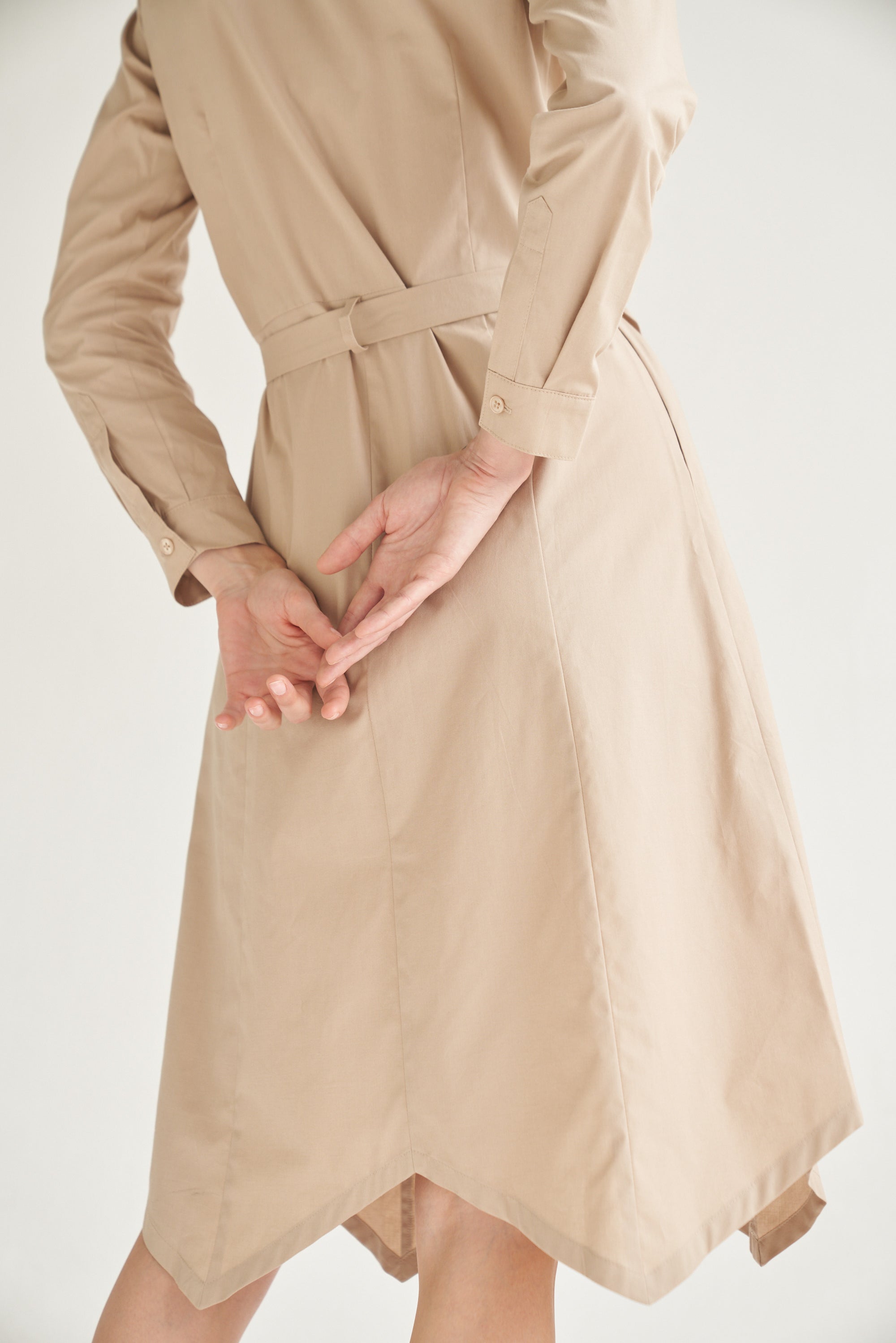 Detailaufnahme von unserem sehr eleganten Hemdblusenkleid in beige. Es zeigt die Ansicht von hinten.