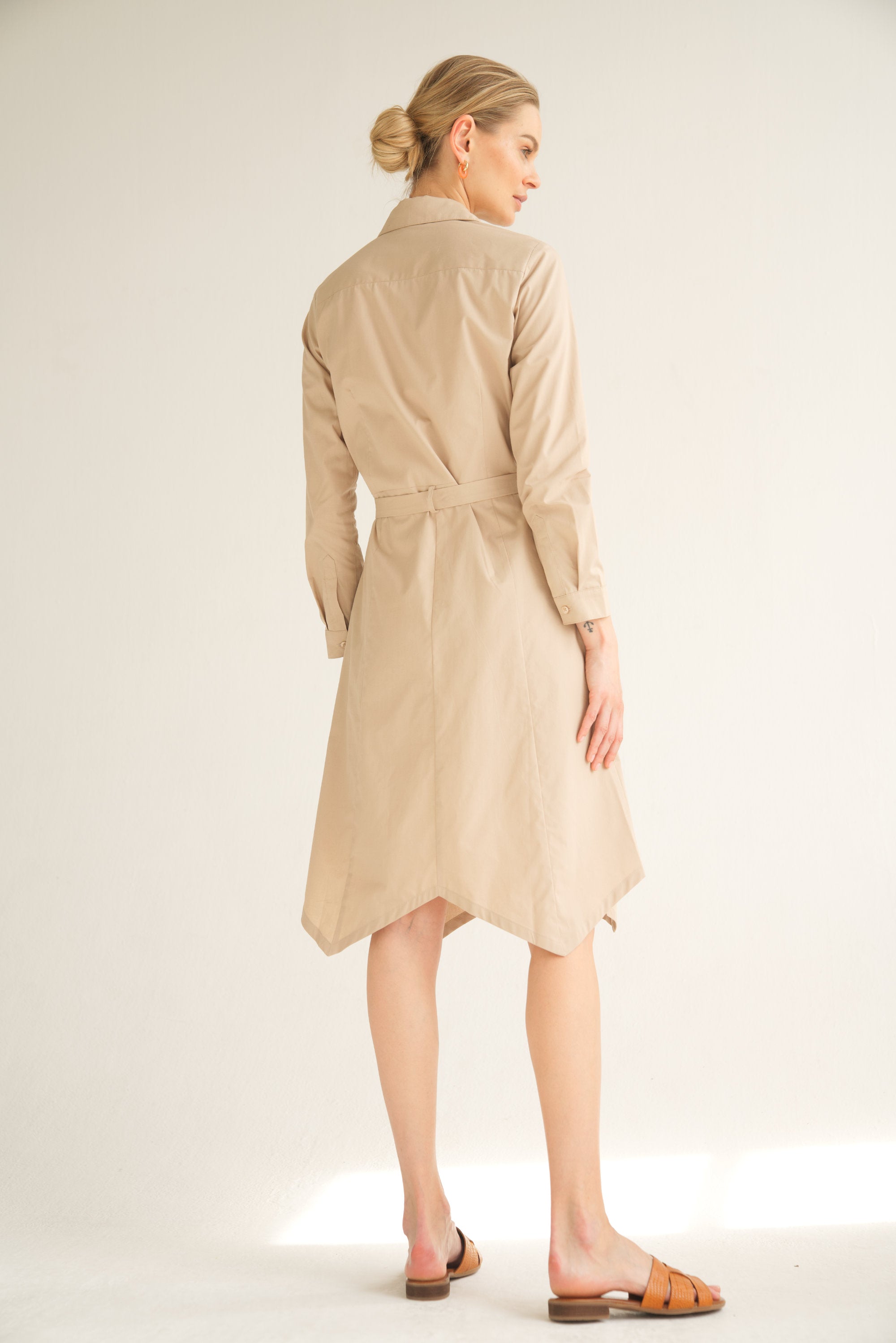 Hinteransicht von unserem Hemdblusenkleid in beige.