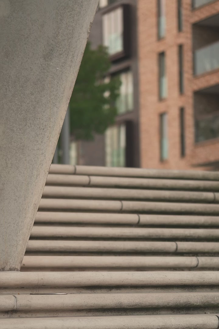 Model trägt ein Strickshirt in Kombination mit einem Strickrock in der Farbe cappuccino.