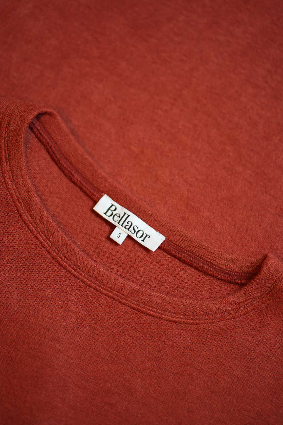 Kragen mit Label - Detailaufnahme Strickkleid in rostrot von Bellasor