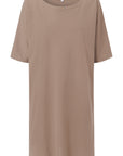 Ein gerade geschnittenes Sommerkleid von der Marke Bellasor in der Farbe braun auf weißem Hintergrund.