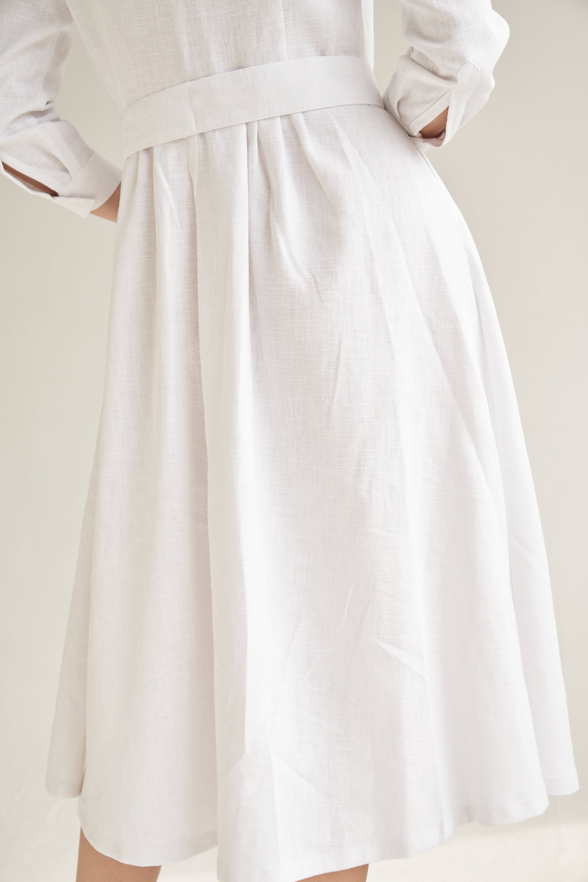 Leinenkleid in weiss von hinten.