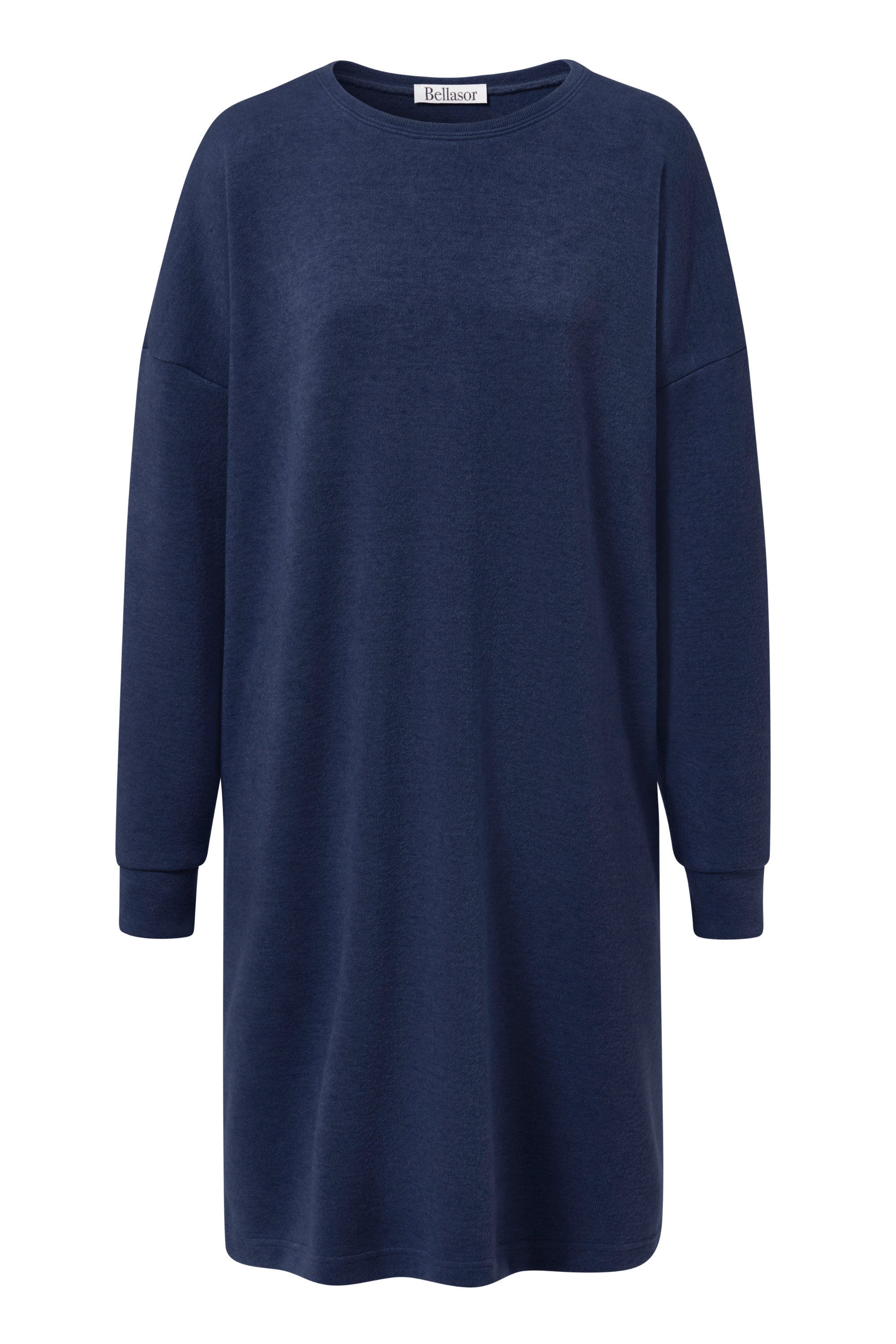Dunkelblaues Strickkleid mit langarm auf weißem Hintergrund.