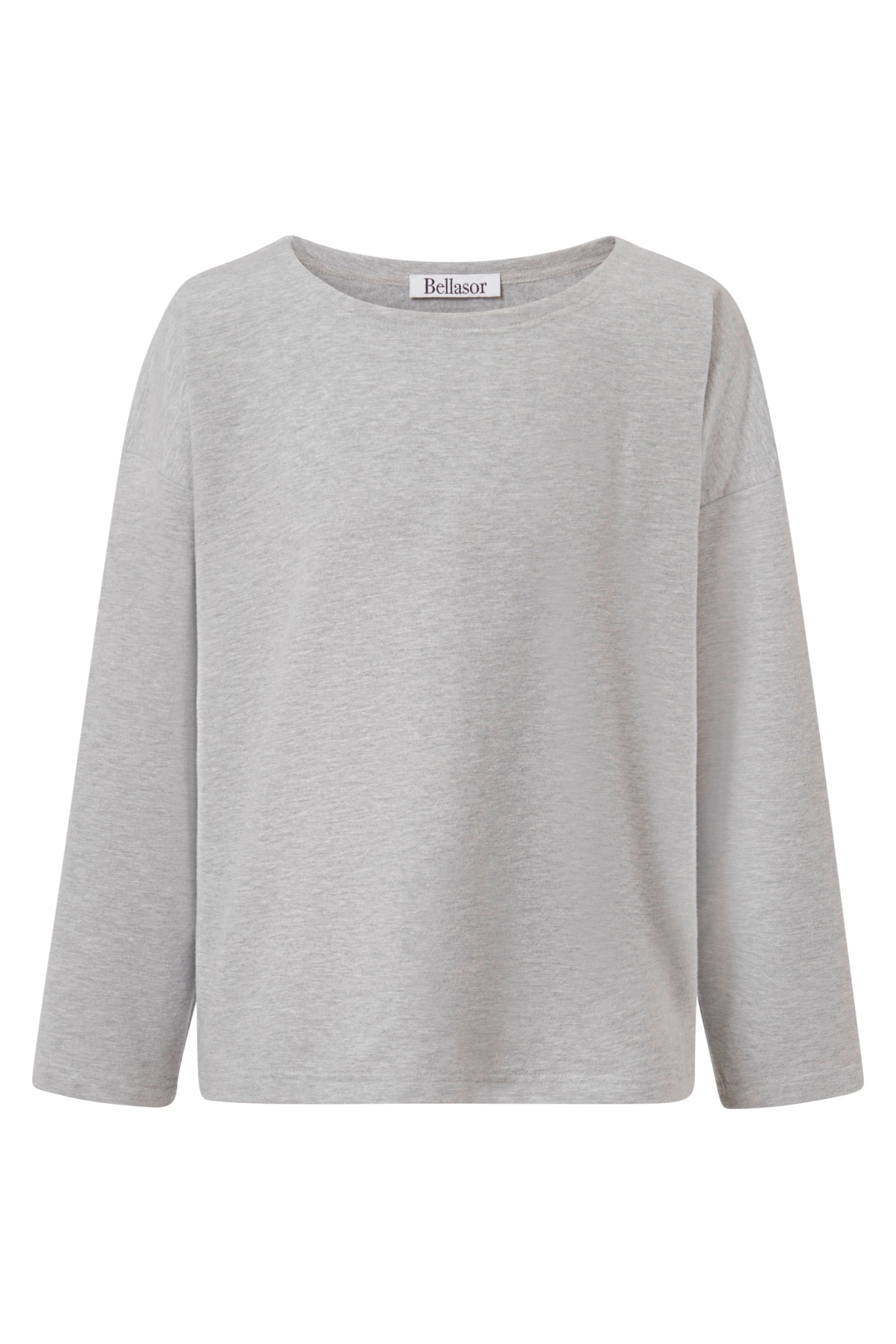 Weicher Pullover in grau auf einem weißen Hintergrund.