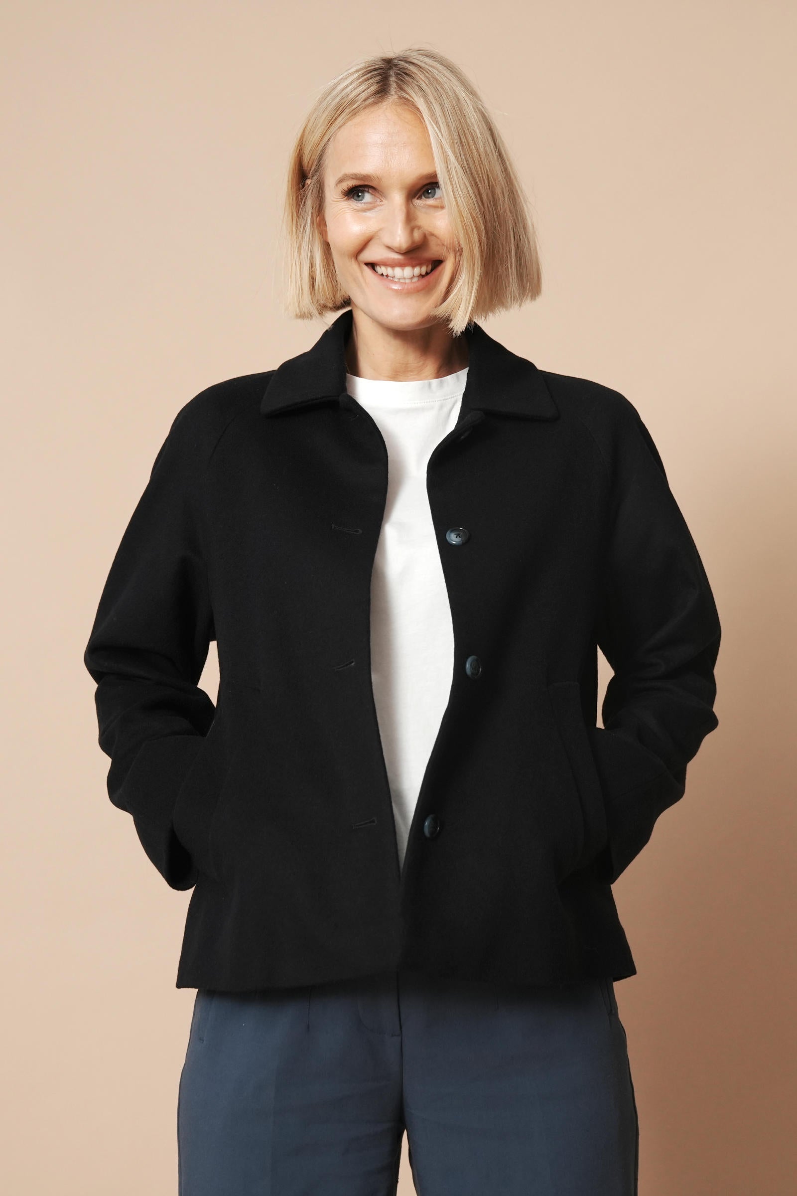 Model trägt eine Jacke aus Wolle und Kaschmir in der Farbe night blue. Gerader Schnit im Boxy-Fit Style.