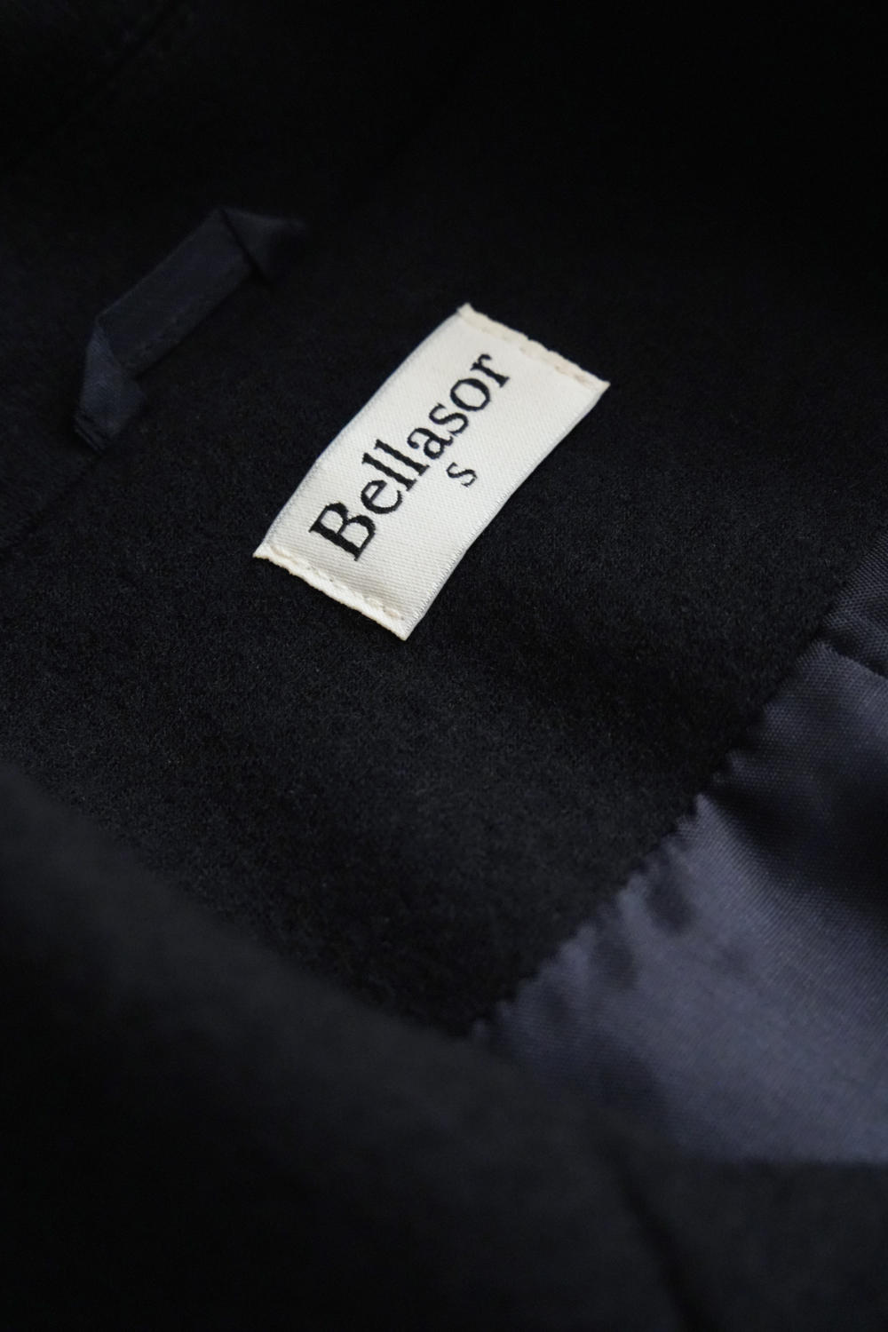 Detailierte Aufnahme der Jacke aus Wolle und Kaschmir von Innen mit Bellasor-Label.