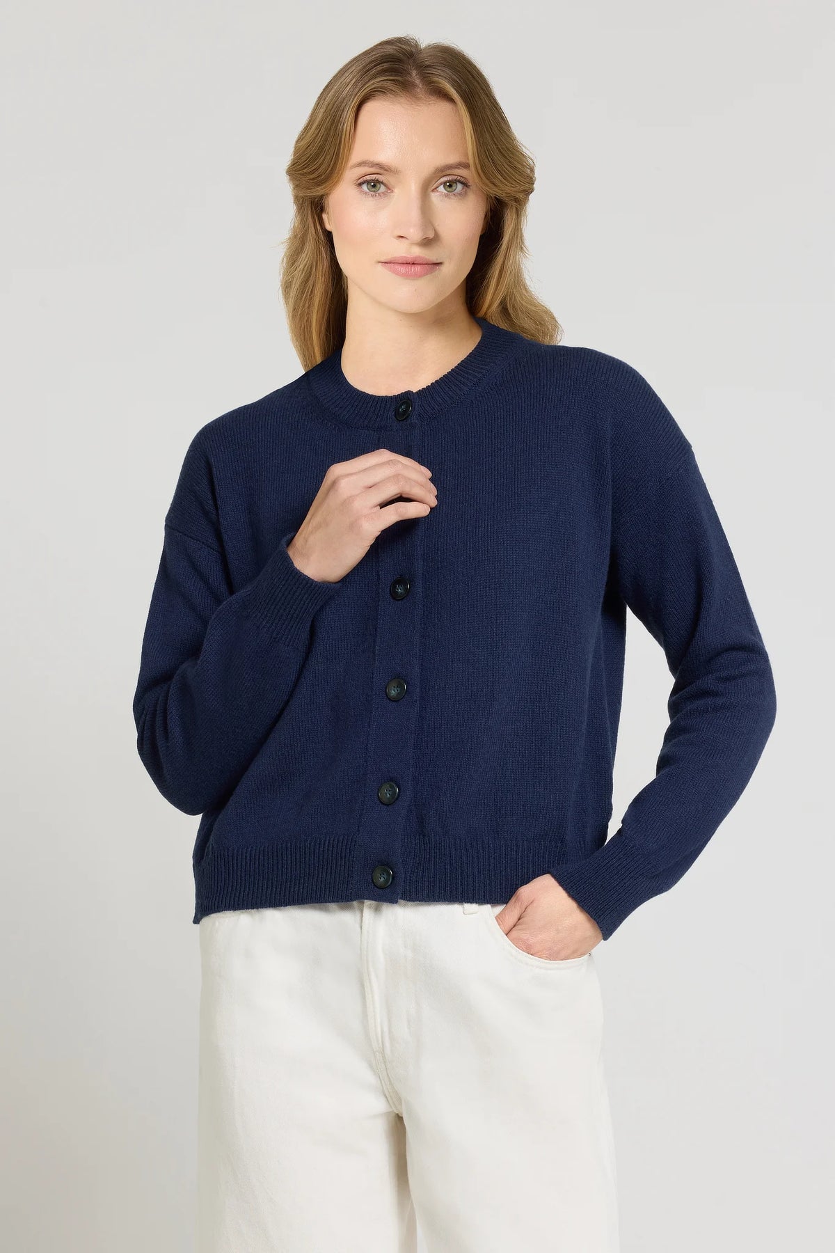 Bellasor Damen Merino-Kaschmir Cardigan MELINA in dunkelblau – Feinstrickjacke Frontansicht mit Details