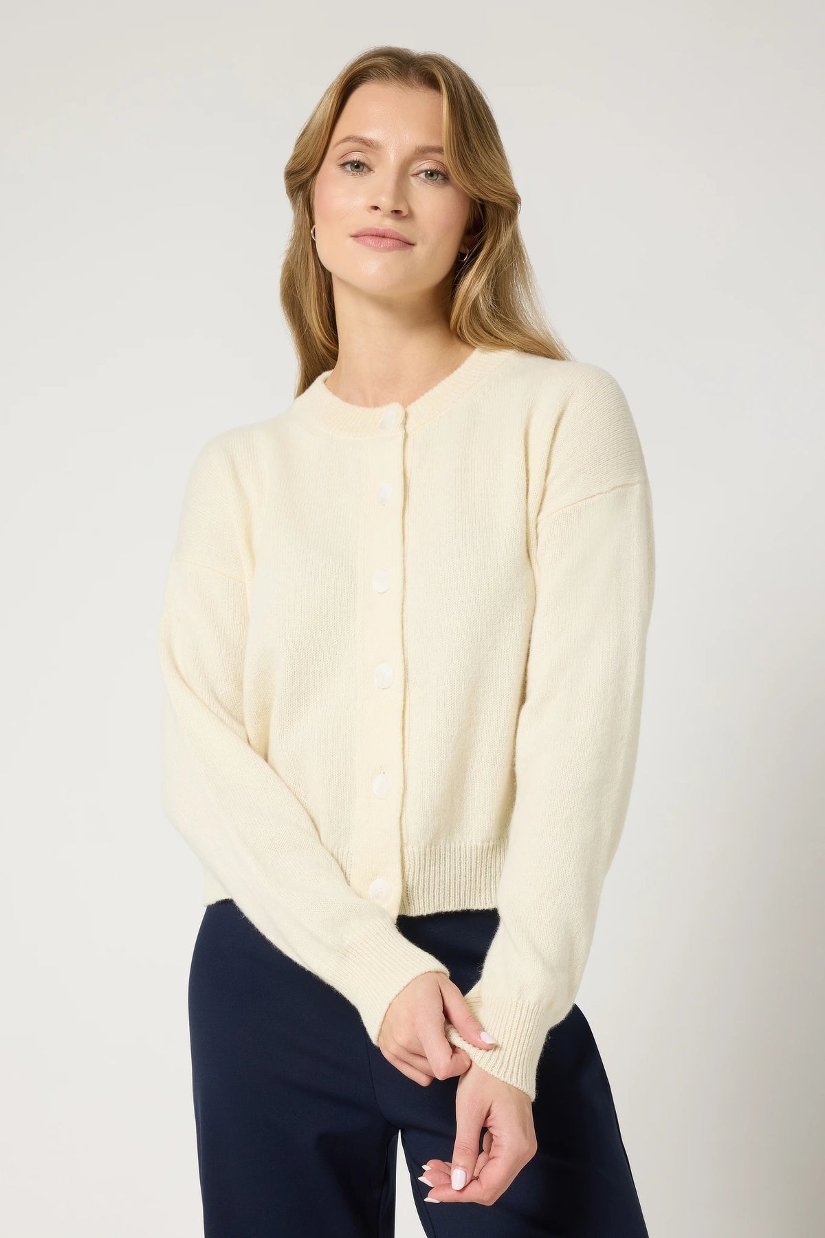 Bellasor Damen Merino-Kaschmir Cardigan MELINA in off-white – Feinstrickjacke Frontansicht mit Details.