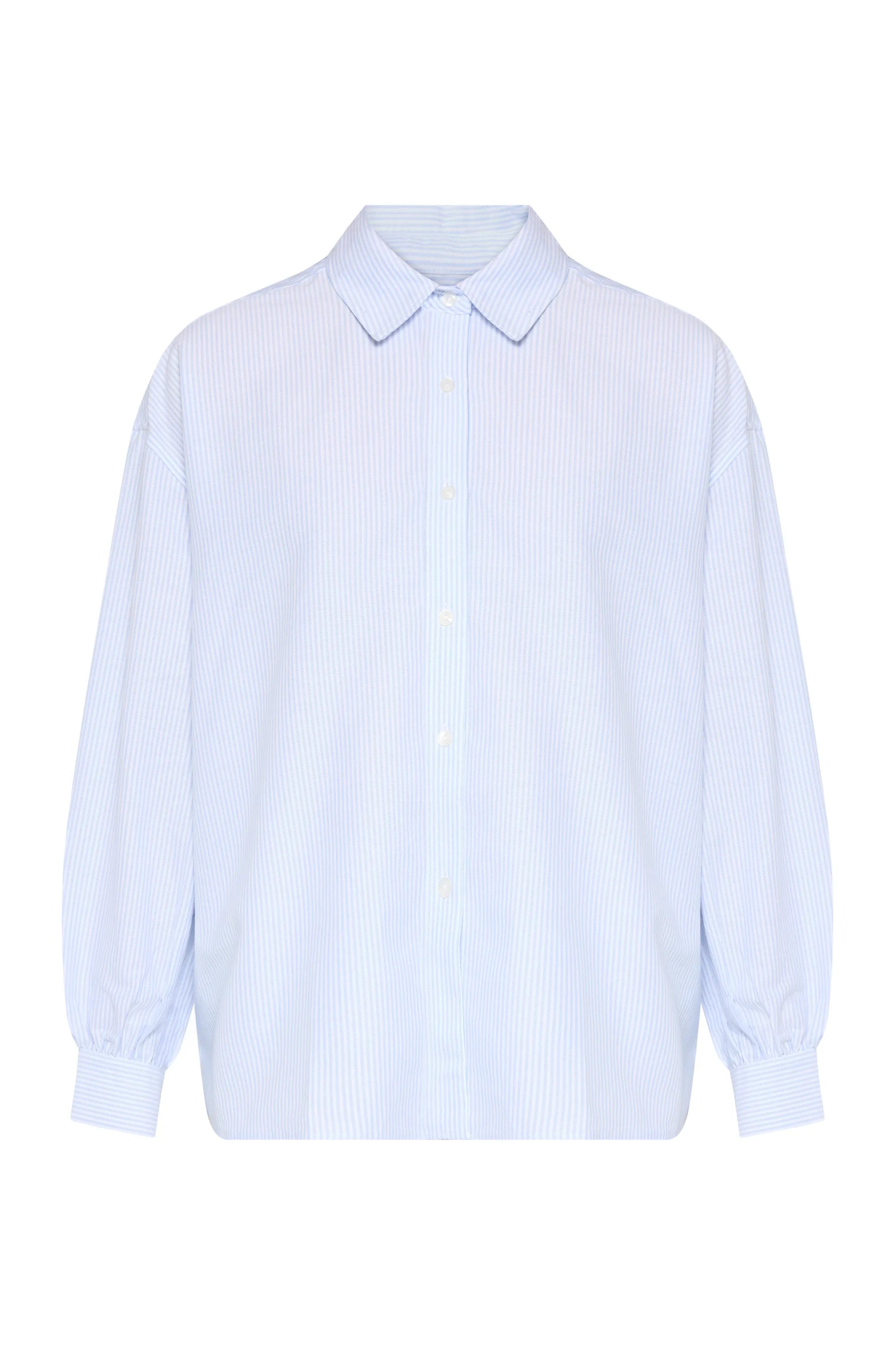 Freigestellte hellblau gestreifte Oversize-Bluse für Damen.