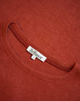 Kragen mit Label - Detailaufnahme Strickkleid in rostrot von Bellasor