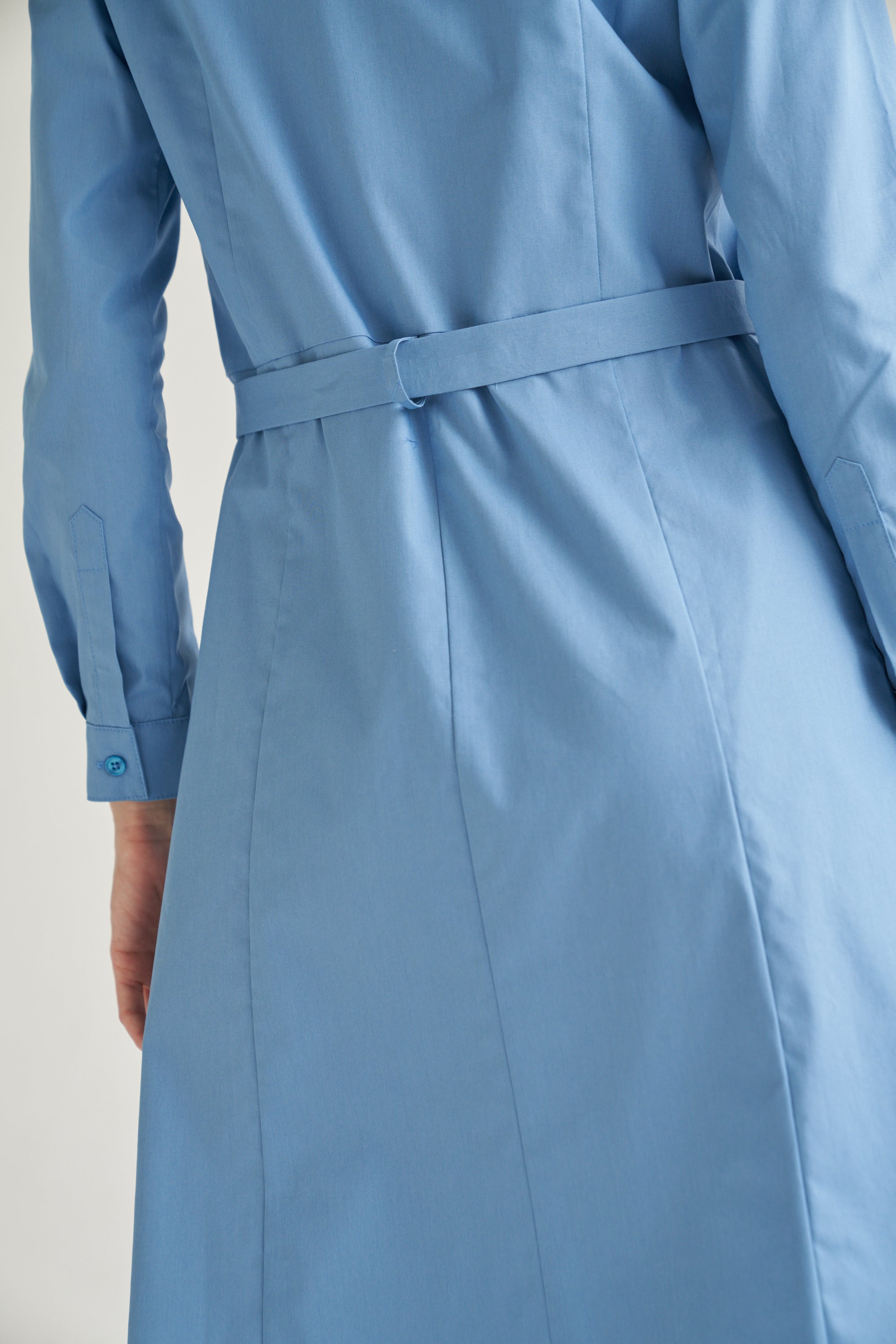 Detailaufnahme von unserem sehr eleganten Hemdblusenkleid in blau. Es zeigt die Ansicht von hinten.
