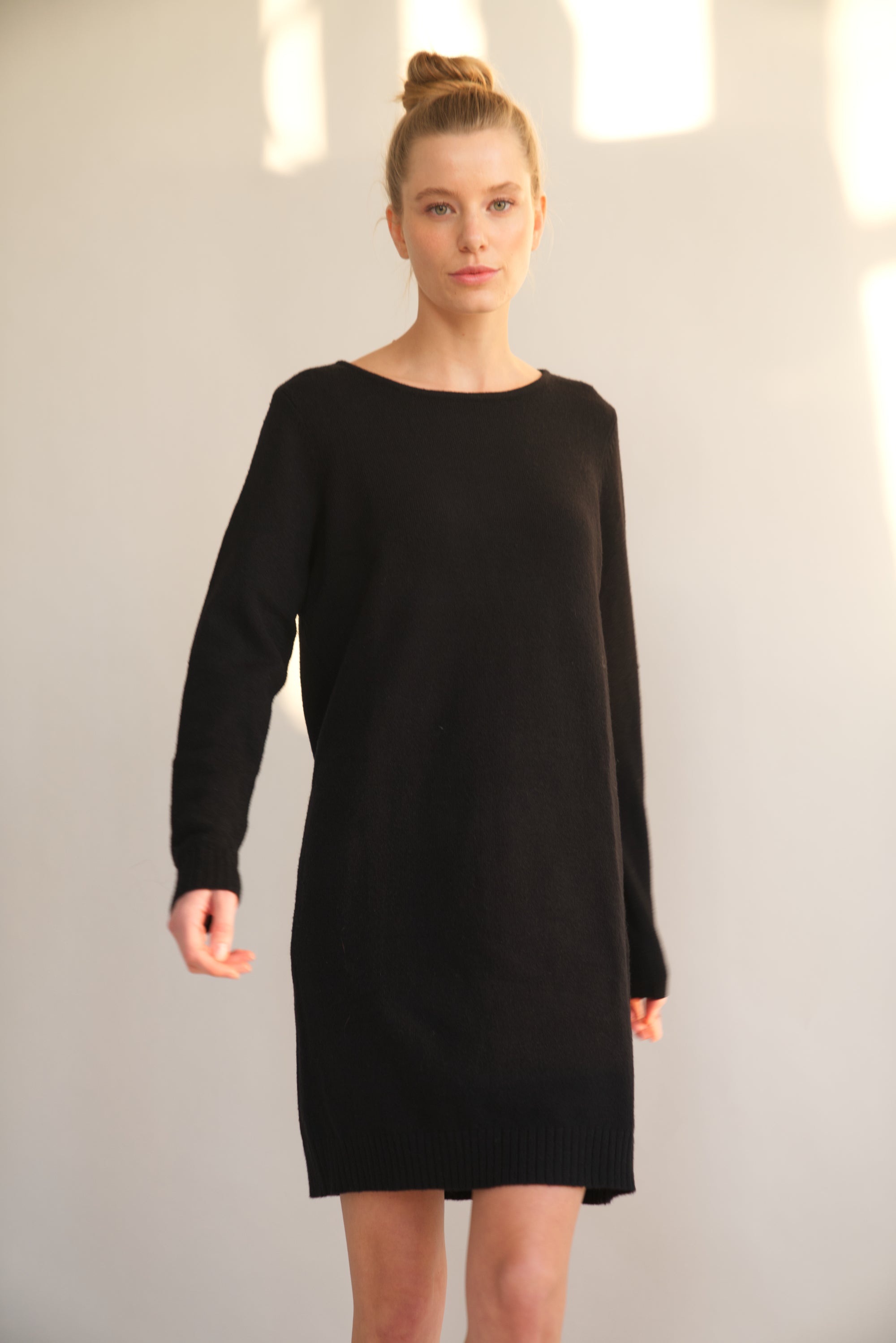 Unser Model trägt ein Strickkleid in schwarz von Bellasor. Sie ist von vorne zu sehen.