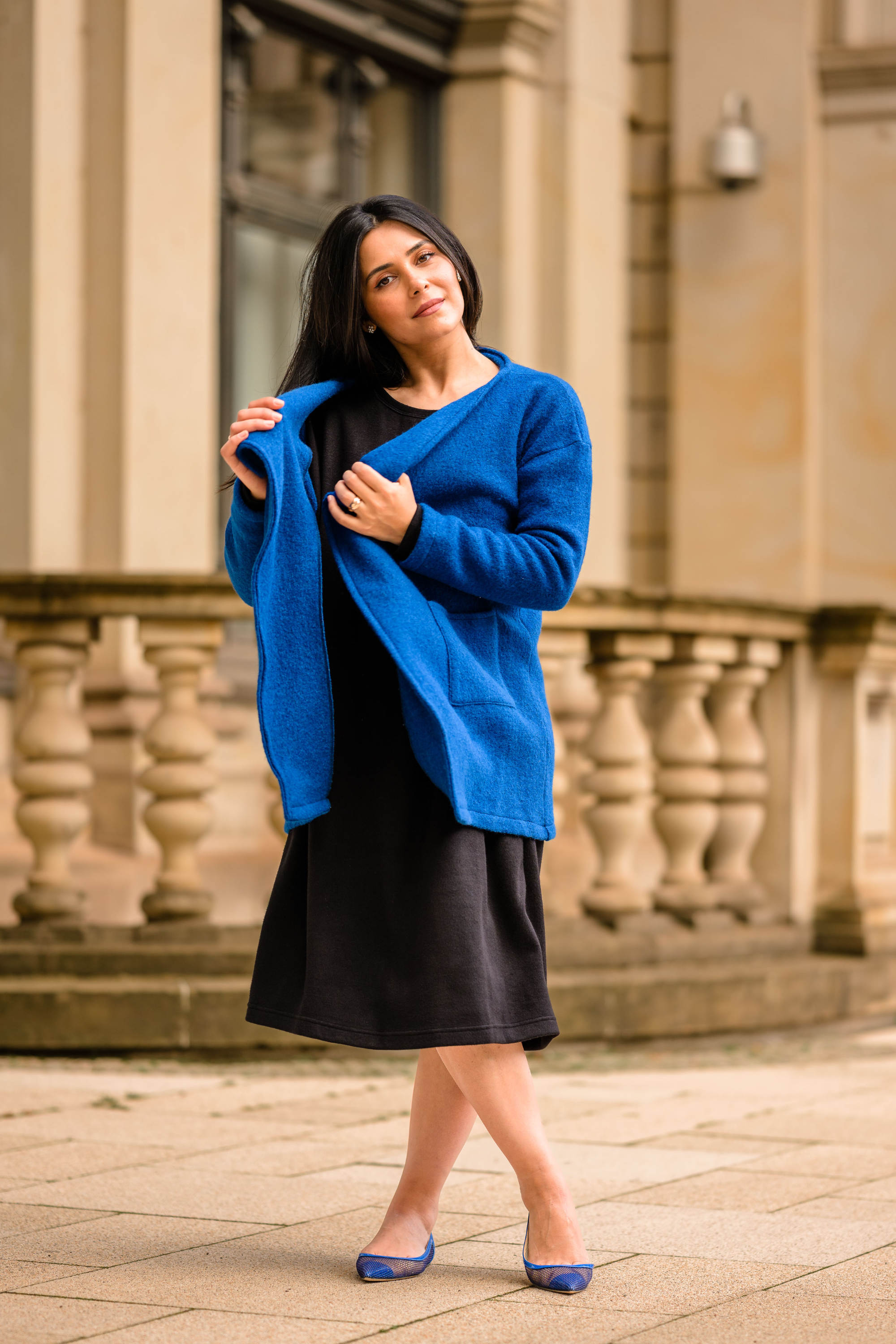 Lale Temori trägt eine Walkloden-Jacke in der Farbe azurblau.